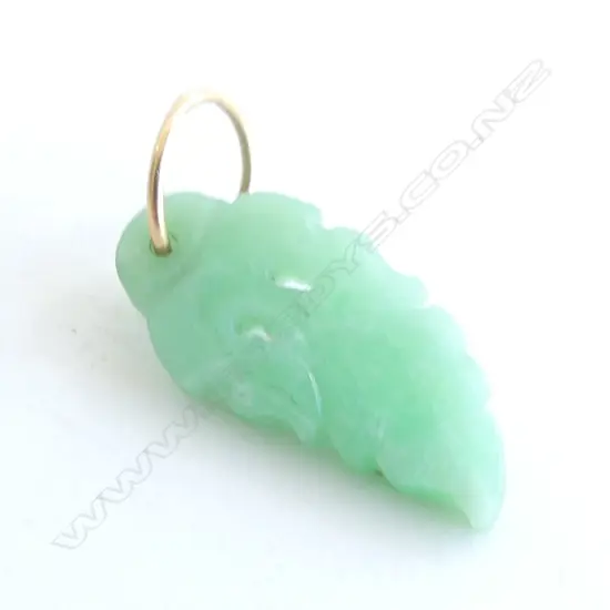 9CT GOLD & JADE LEAF PENDANT 