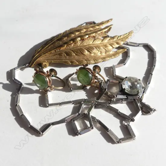 SM BOX ASST JEWELLERY; CHAIN, SCARF CLIP, GREENSTONE SCREW EARRINGS ETC..