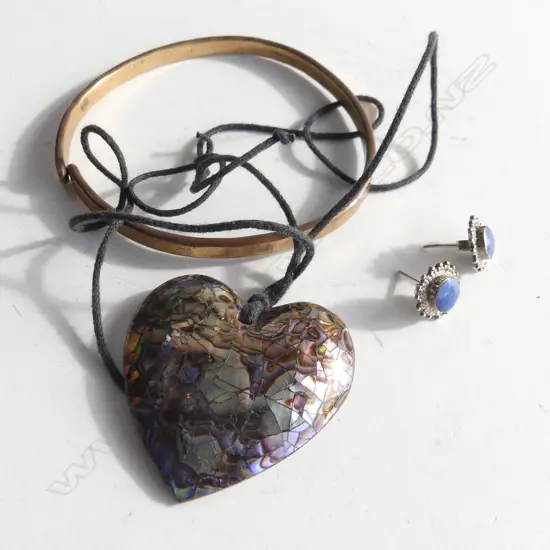PR STG SILVER & LAPIS LAZULI STUD EARRINGS, COPPER BRACELET & HEART SHAPED ENAMEL & PAUA MOP PENDANT 