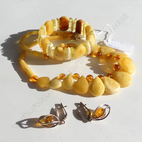 9CT GOLD & AMBER DROP EARRINGS, AMBER BEAD NECKLACE & BRACELET 