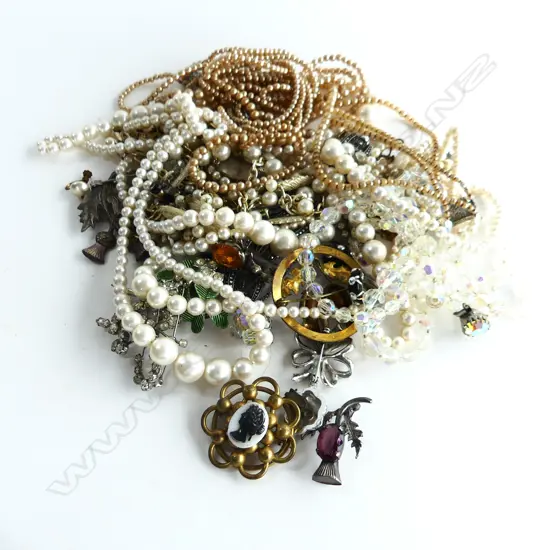 BAG OF ASST. COSTUME JEWELLERY