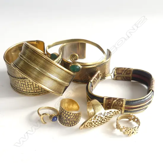 BAG ASST BRASS / GOLD TONE BRACELETS & RINGS 