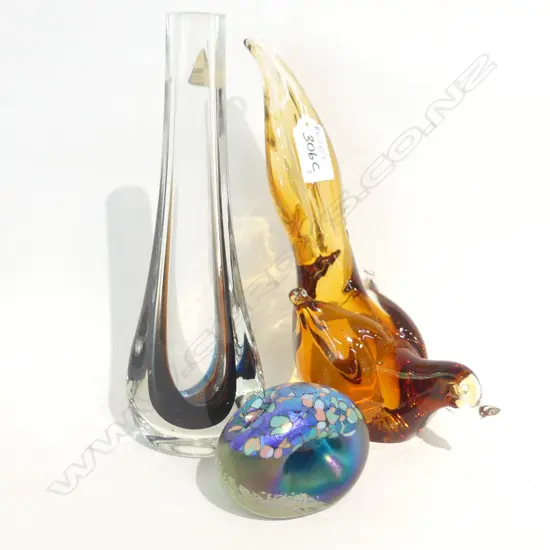 3 ART GLASS PIECES; BIRD / VASE H220MM GLASS PLANT