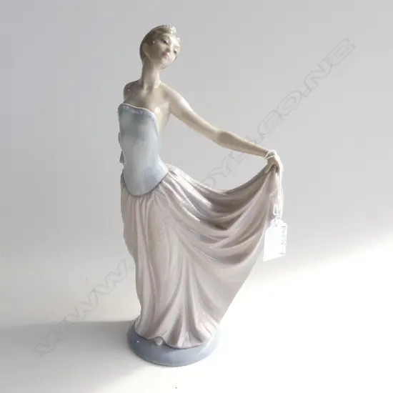 LLADRO FIGURINE; LADY DANCER HOLDING PINK SKIRT H. 300MM