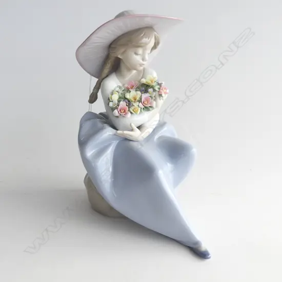 LLADRO FIGURINE #5962; GIRL IN LARGE HAT & GARLAND OF FLOWERS H. 210MM