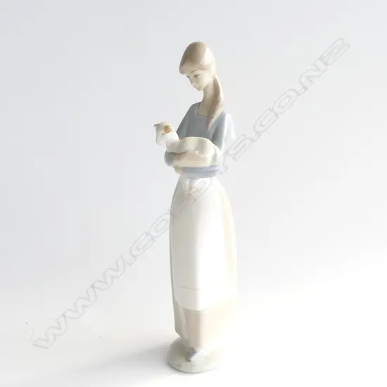 LLADRO FIGURINE; LADY WITH LAMB H. 275MM