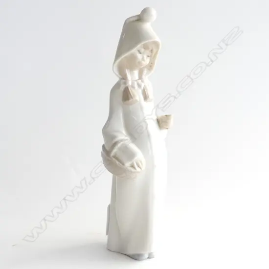 LLADRO FIGURINE; GIRL SHEPHERDESS WITH BASKET...MISSING STAFF H. 220MM