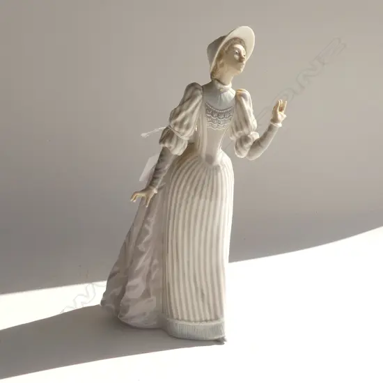 LLADRO LADY FIGURINE ( LITTLE FINGER MISSING ON LEFT HAND) H. 265MM 
