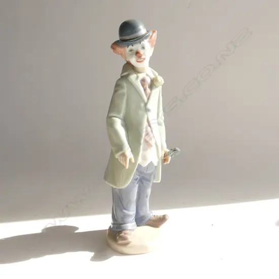 LLADRO FIGURINE; CIRCUS SAM CLOWN HOLDING VIOLIN H. 230MM