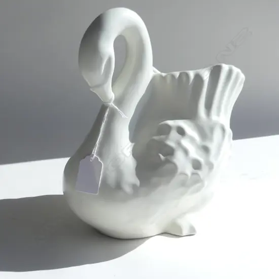 CROWN LYNN LARGE WHITE SWAN H.220mm