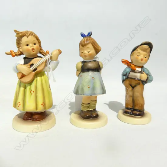 3 HUMMEL CLUB FIGURES/STRUM ALONG/TWO HANDS ONE TREAT/LUCKY FELLOW APPROX HEIGHTS 80 MM