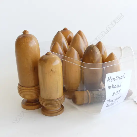 SMALL TRAY OF 12 TREEN COLLECTABLES 