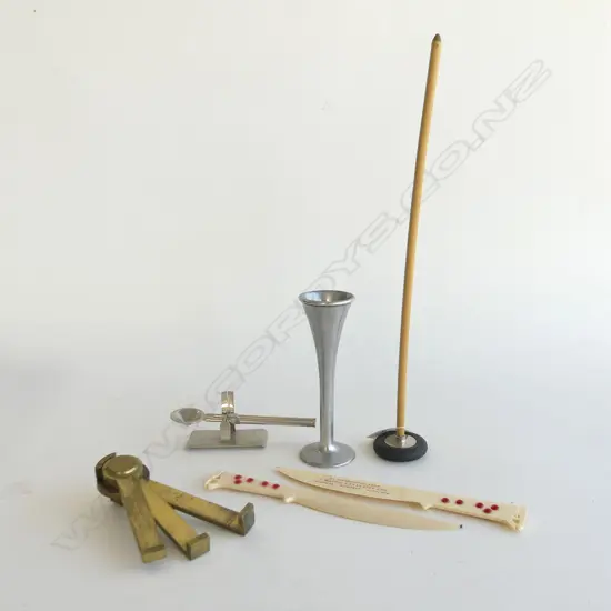 SMALL BOX 6 COLLECTABLES INCLUDING REFLEX HAMMER