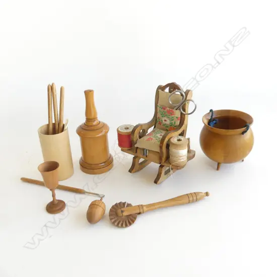 SMALL BOX 6 TREEN PCS INCLUDING ROCKINGCHAIR PIN CUSION 140MM