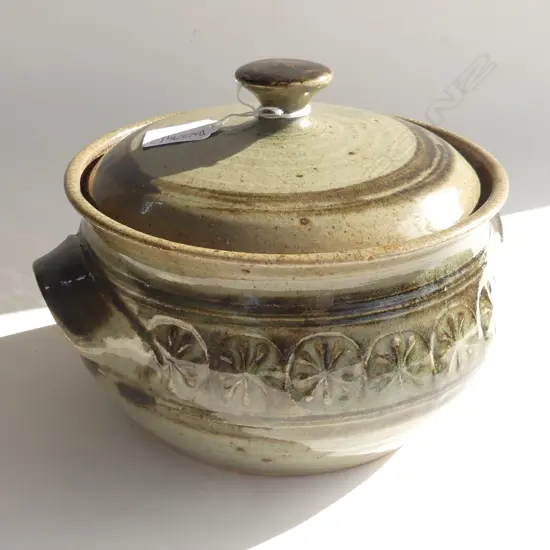 ADRIAN COTTER – LIDDED CASSEROLE 210mm dia