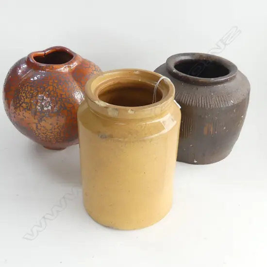 3 CERAMIC CONTAINERS; AUSTIN KIRK CROCK H.210mm chips + GREG BARRON + OTHER VASES