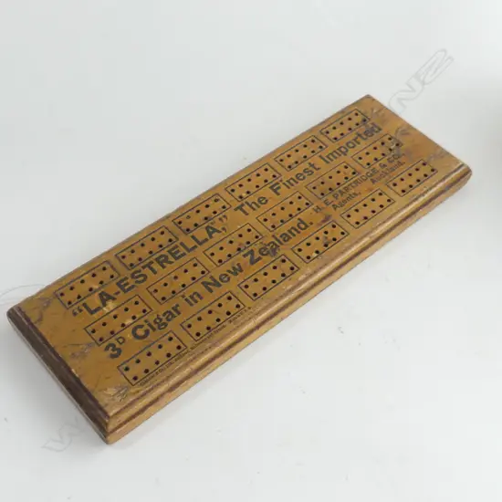 WOODEN CRIBBAGE BOARD w. ADVERTISING 'LA-ESTRELLA' CIGARS AUCKLAND W.330mm