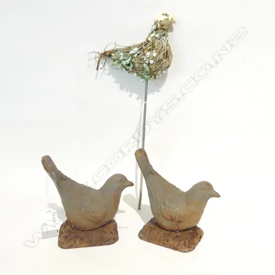 GARDEN ORNAMENTS; PR CAST IRON SPARROWS H.130mm & PIGEON ON STICK