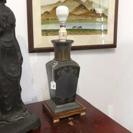 SILVER METAL ORIENTAL LAMP w. BRASS TRIM & SQUARE WOODEN BASE (one foot missing) H.410 to bulb base 