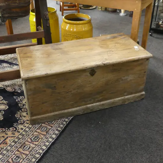 VICTORIAN ELM HINGED LID TRUNK 990 x 510 x 440mm