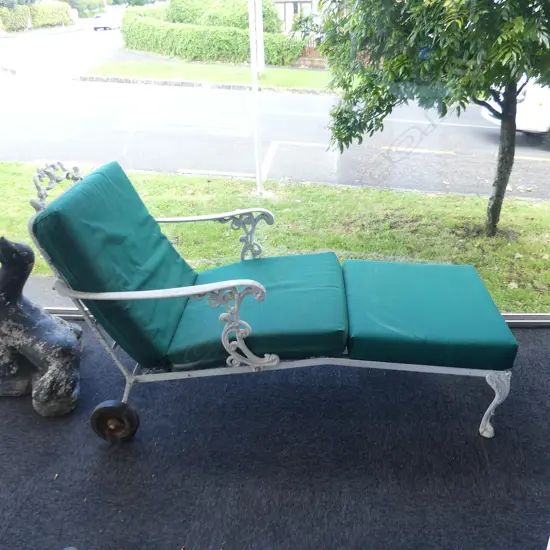 VINTAGE SUN LOUNGER w. GREEN CUSHIONS