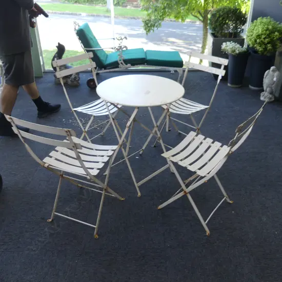 VINTAGE CREAM METAL OUTDOOR TABLE & 4 CHAIRS. DIA. 600mm
