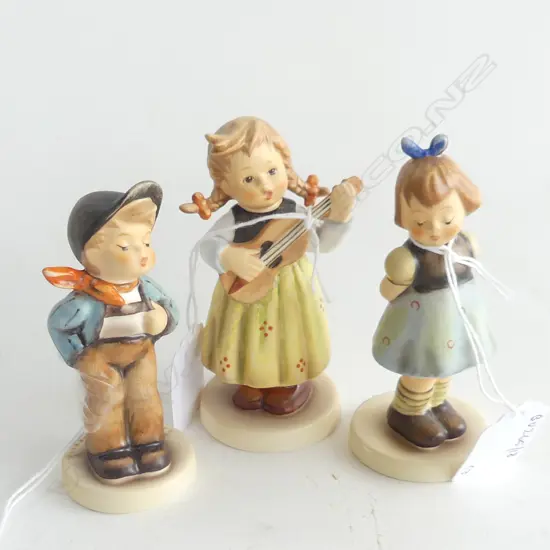 BOXED R/ALBERT C/SAUCER /SMALL MIRROR STANDS +2 BOXES OF EP BUTTER KNIVES + 2 BOXED HUMMEL CLUB FIGURES