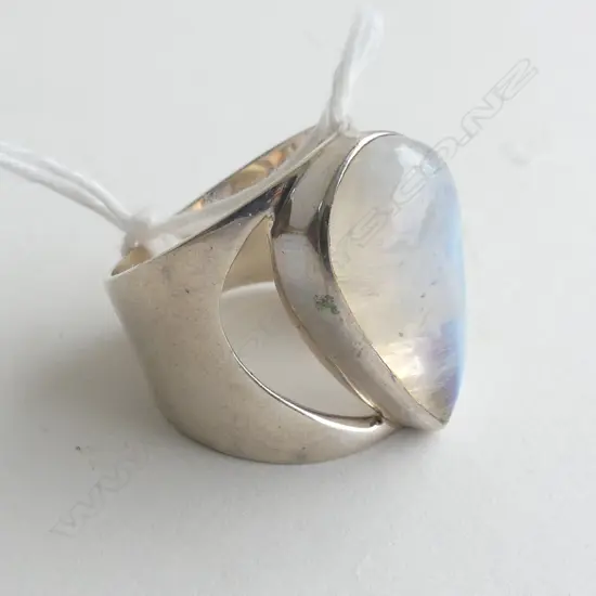 1970'S WIDE 925 SILVER BAND & MOONSTONE RING