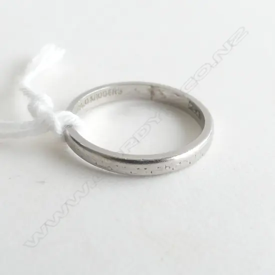 PLATINUM RING 2.7 GRAMS