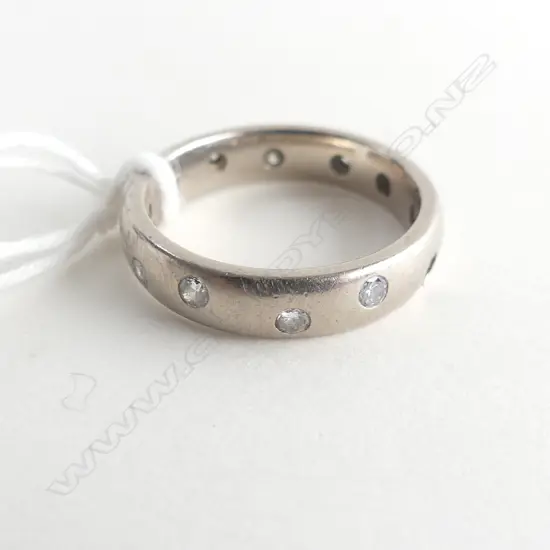 18CT WHITE GOLD & DIAMOND RING 6.3 GRAMS...