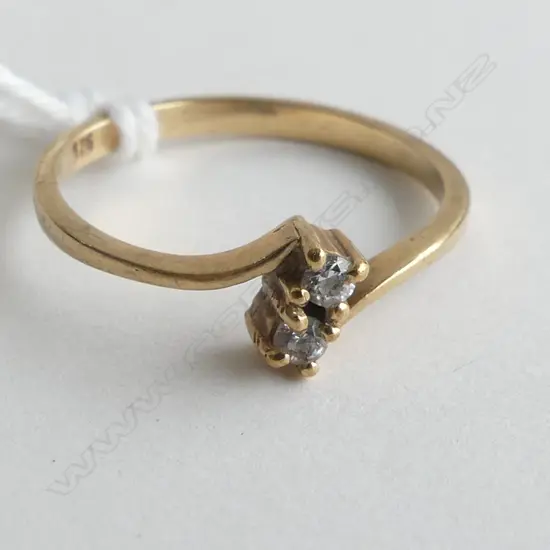 9CT YELLOW GOLD RING WITH 2 SM WHITE STONES 1.2GMS
