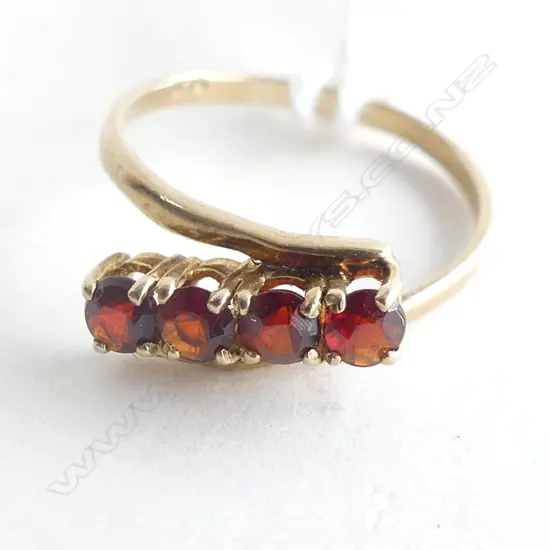9CT YELLOW GOLD & GARNET RING 1.09GMS