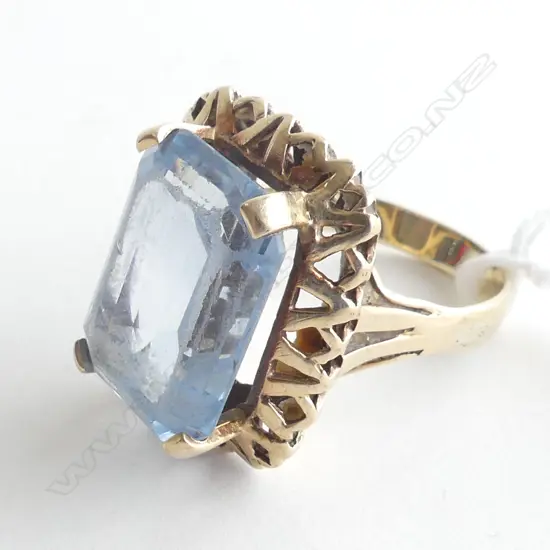 9CT YELLOW GOLD RING WITH LG BLUE STONE 8.4GMS