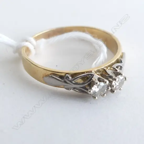 ESTATE 18CT 2 STONE DIAMOND RING 3.1gm