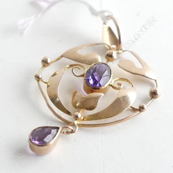 9CT YELLOW GOLD & AMETHYST PENDANT 