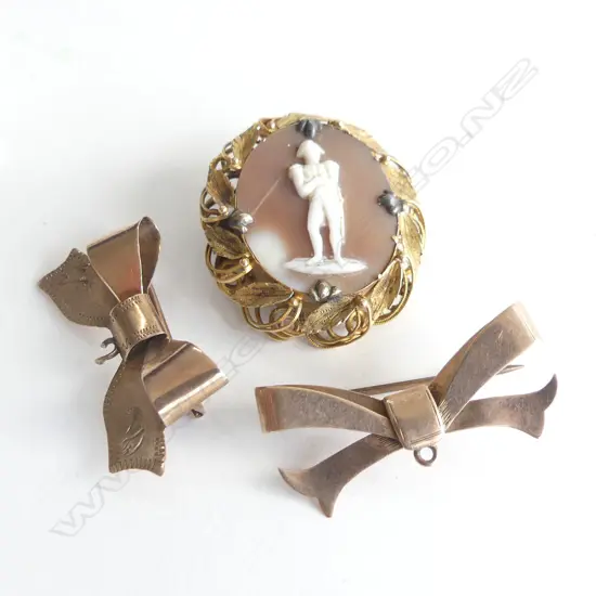 2 9CT GOLD BOW BROOCHES (5.3GMS) +  GOLD TONE SET VINTAGE MILITARY FIGURE CAMEO BROOCH 