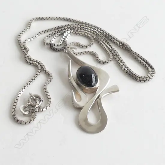 TOURMALINE  ? STONE PENDANT SET IN 925 SILVER (MARKED 925, WALKEY)STG SILVER CHAIN.