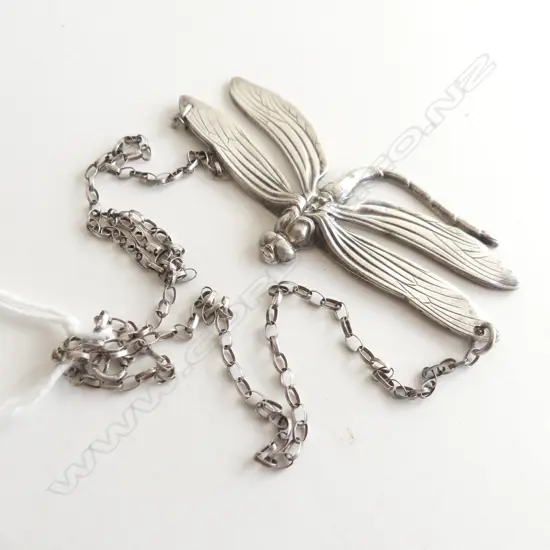 1970'S SILVER PLATE DRAGONFLY PENDANT & CHAIN