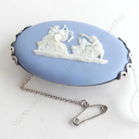 WEDGWOOD BLUE JASPERWARE & STG SILVER BROOCH WITH SAFETY CHAIN 