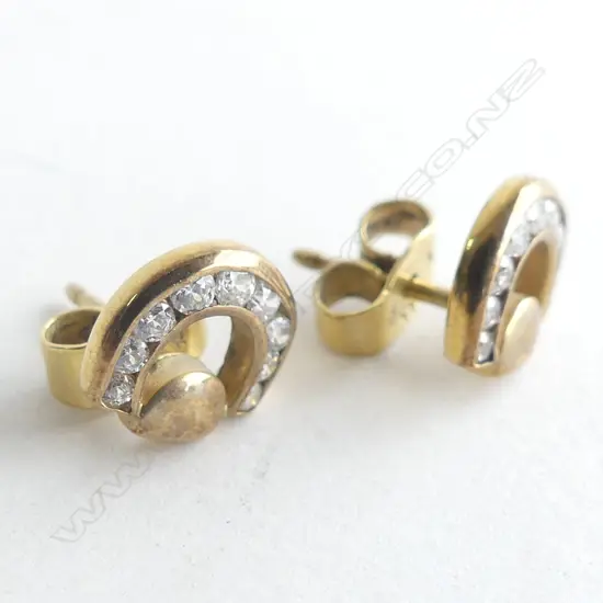 8CT HORSESHOE SHAPED GOLD STUD EARRINGS, STAMPED 333 & JPK, CZ **RTV**