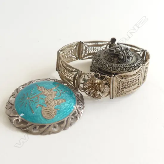 THAI SILVER BROOCH, LIDDED BOX & BRACELET 