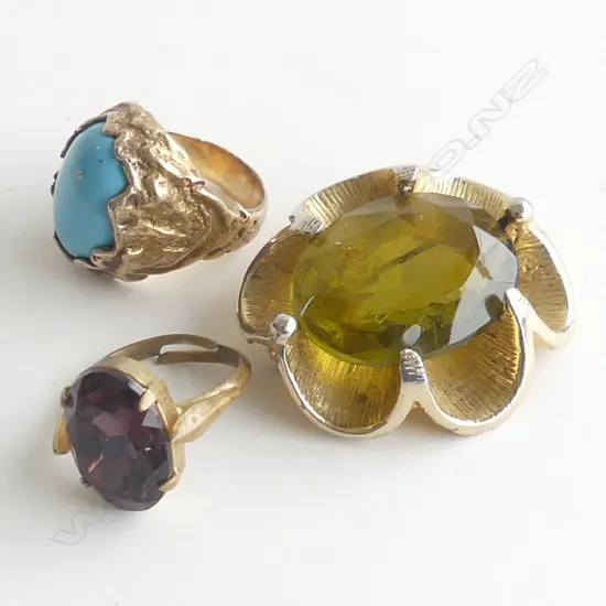 2 GOLD TONE COSTUME JEWELLERY RINGS & BROOCH 