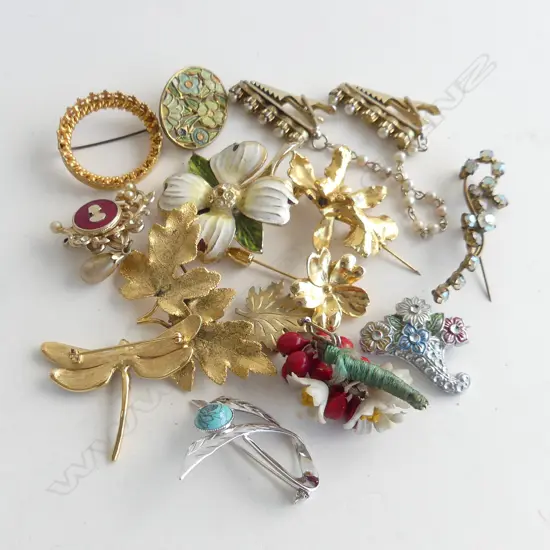 BAG ASST VINTAGE COSTUME JEWELLERY BROOCHES 
