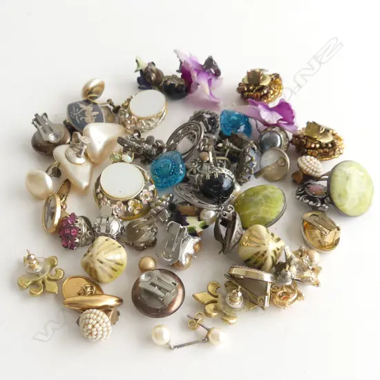 BAG ASST VINTAGE COSTUME JEWELLERY EARRINGS 