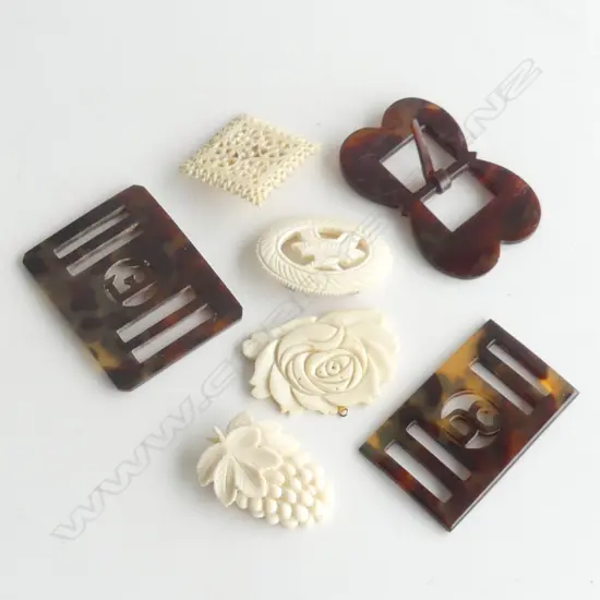 3 FAUX TORTOISE SHELL BUCKLES & 4 BONE BROOCHES / PENDANTS 