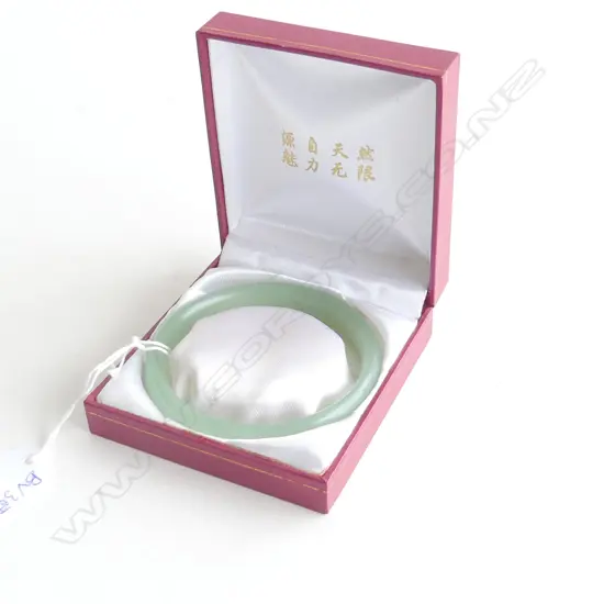 CHINESE STYLE JADE (GLASS) BANGLE & BOX