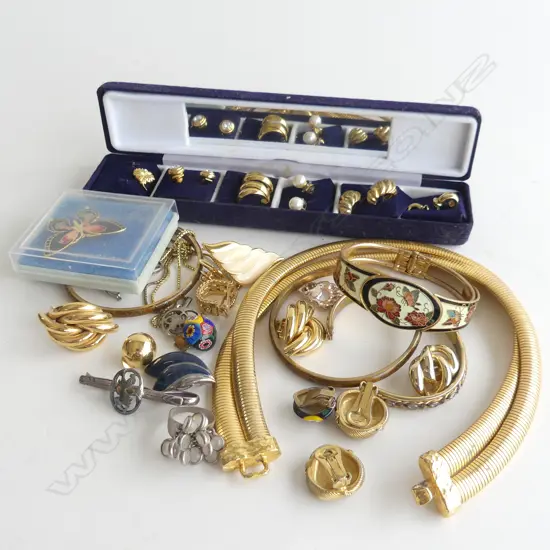 BAG ASST COSTUME JEWELLERY INCL EARRINGS, NECKLACE, BROOCHE, ETC..