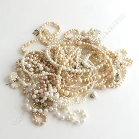 BAG ASST FAUX PEARL JEWELLERY INCL NECKLACES, EARRINGS ETC..