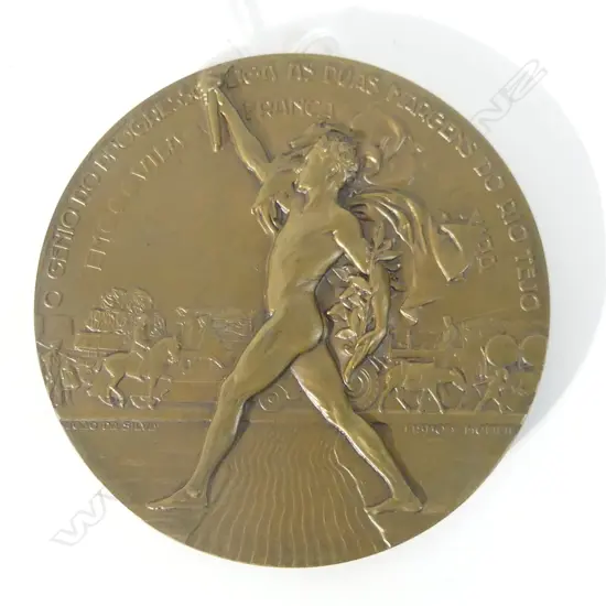 BRONZE COMMEMORATIVE PLAQUE. ITALIAN.CELEBRATING OPENING OF THE MARECHAL CARMONA BRODGE 1951. D 90mm