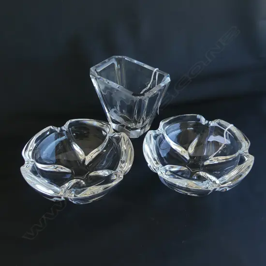 2 HEAVY CRYSTAL ASHTRAYS AND ORREFORES SIGNED ETCHED VASE H 110 MM